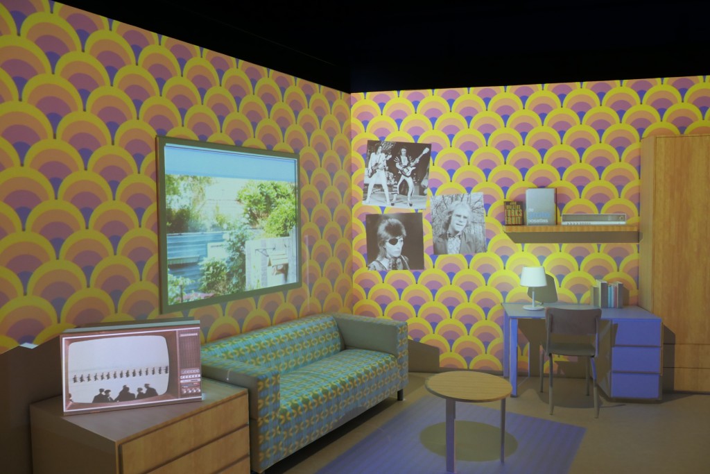 Videomapped bedroom with glamrock theme